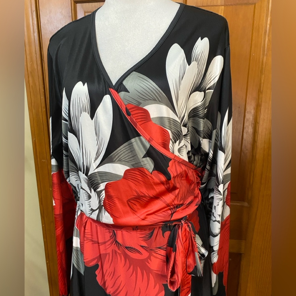 NWOT Urbanic Plus Size Bold Floral Faux Wrap Maxi Dress - Picture 4 of 5